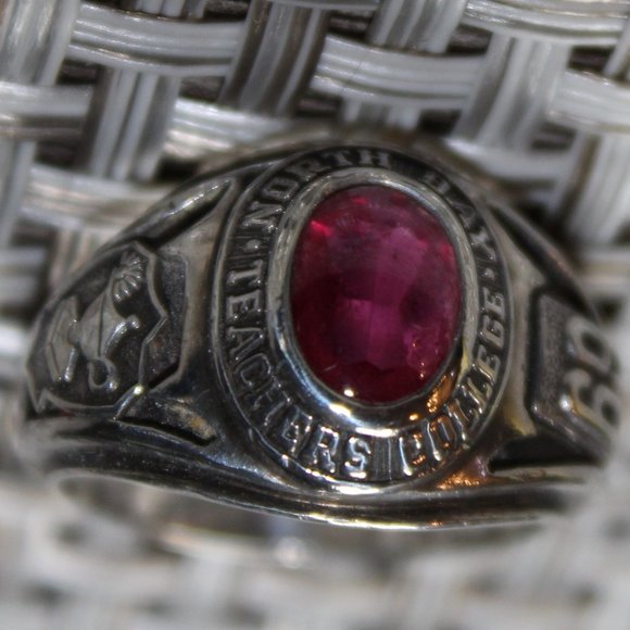 Vintage Class Ring from North Bay Teachers College - Picture 6 of 7